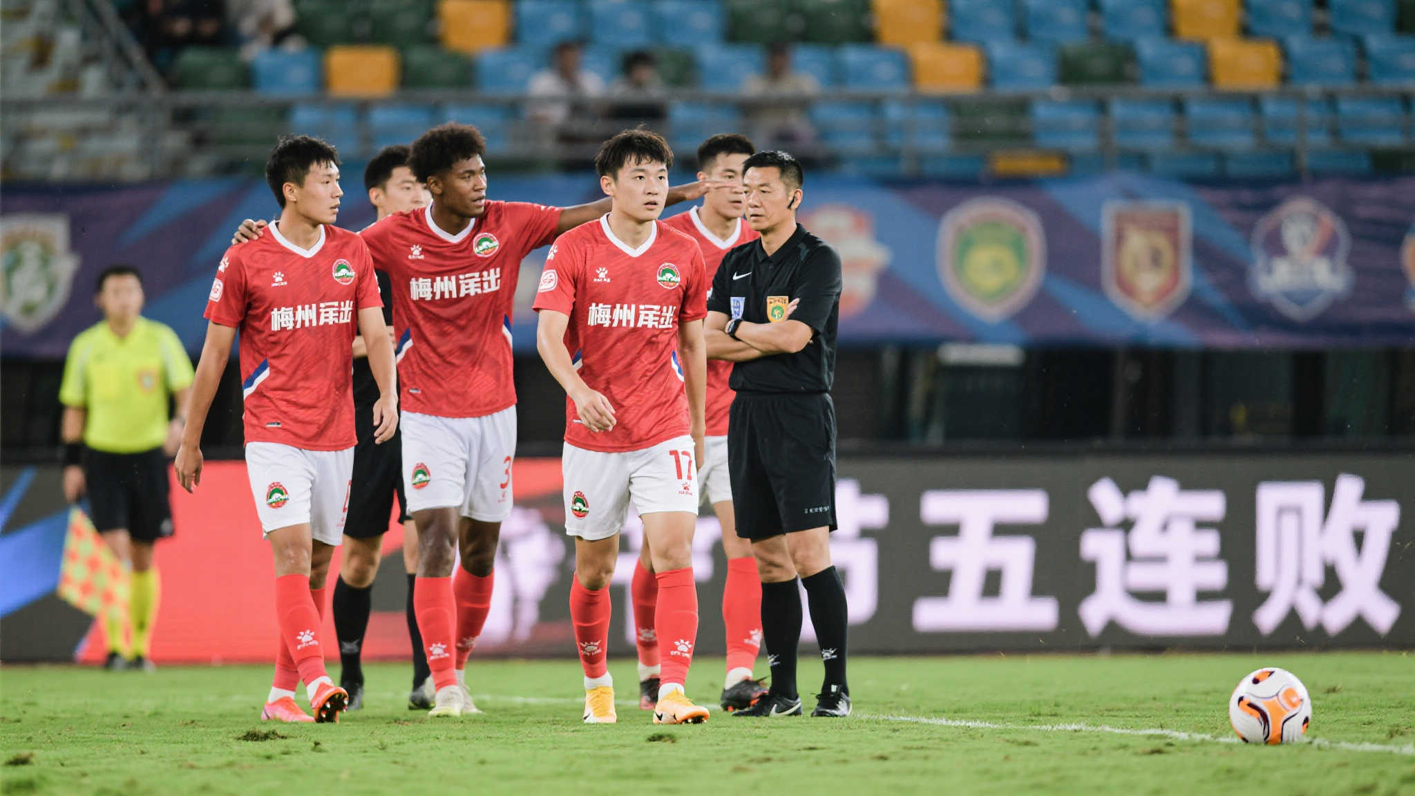 苦练防守迎战国安,梅州客家力争止住连败颓势 足球是一项竞争激烈且变化莫测的运动。对于梅州客家来