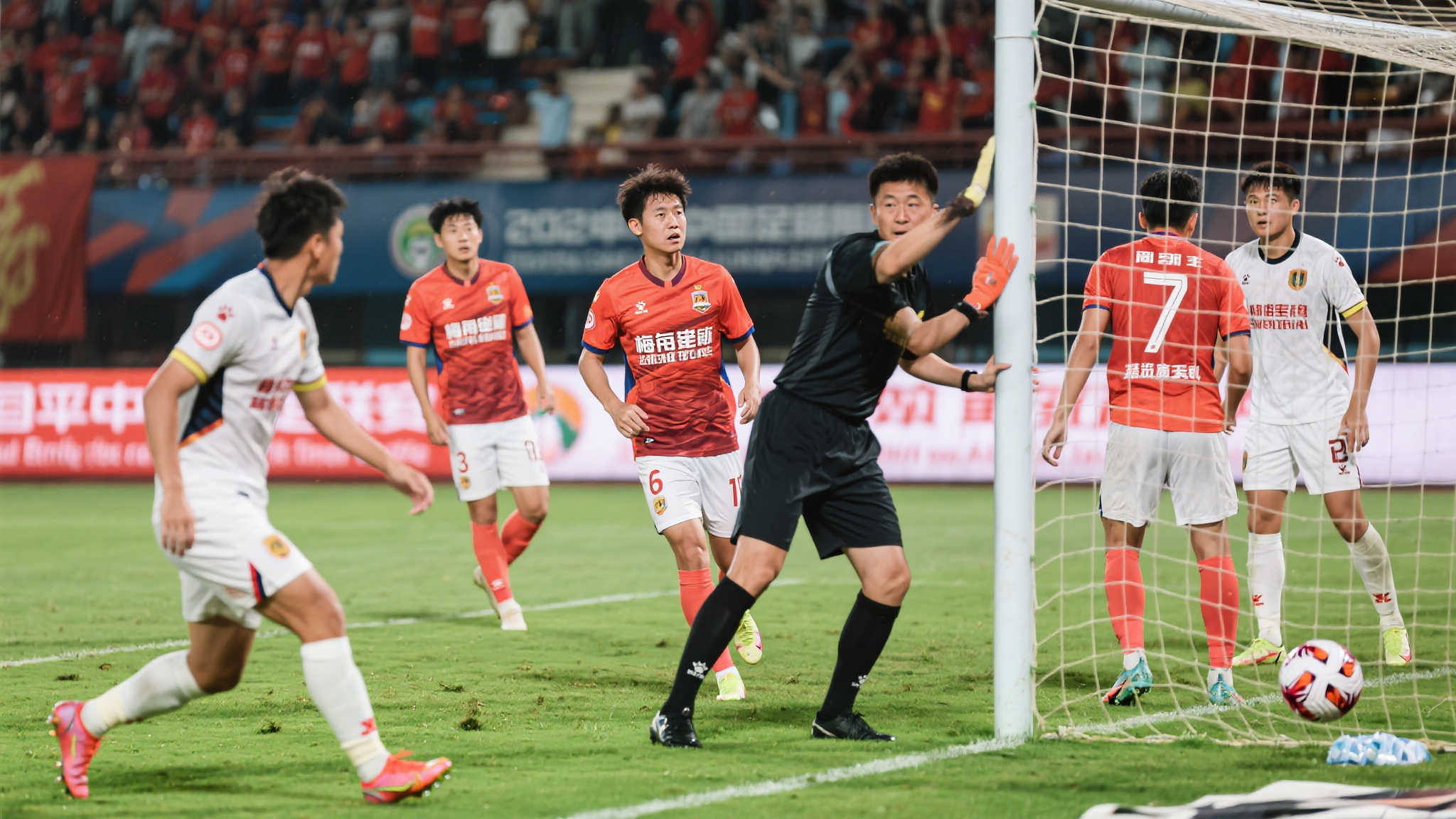 国安较量前,梅州专注防守谋求扭转连败局面 近几轮比赛中,梅州队接连失利,可以说这段过程令球员